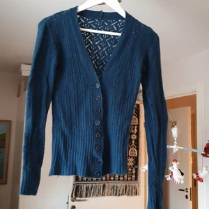 Stickad tröja  - En stickad tröja som passar XxS_S och kan man använda som en tröja eller topp. I bra skick. Säljer den eftersom den passar inte mig. 