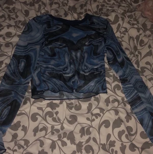 En jätte fin tröja den shein  - Kommer från SHEIN aldrig änvänt 1 eller 2 gånger jätte fint skick 