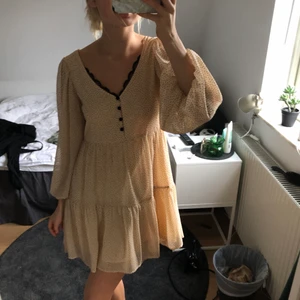 Prickig klänning Zara - Rosa prickig klänning från Zara, använd en gång!!