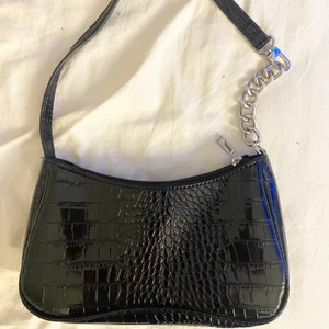 Svart väska - Säljer denna mindre väska från SHEIN då den aldrig kommit till användning. 40kr + frakt