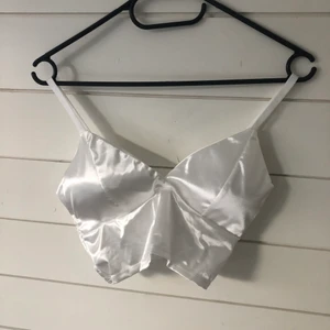 Toppar - Två söta toppar oanvända! Storlek S, båda för 30kr eller en för 20kr!