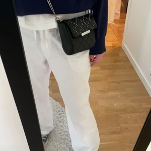 Linnebyxor  - Populäraste linnebyxorna!! Dessa linnebyxor är så eftertraktade och nu ska jag sälja mina. Jättefint sick och så sköna så man kan ha dom som pyjamasbyxor. Bra längd och går och spänna dom hur mycket som helst i midjan så kan passa 36-42 om man spänner åt dom. Jag har vanligtvis 38