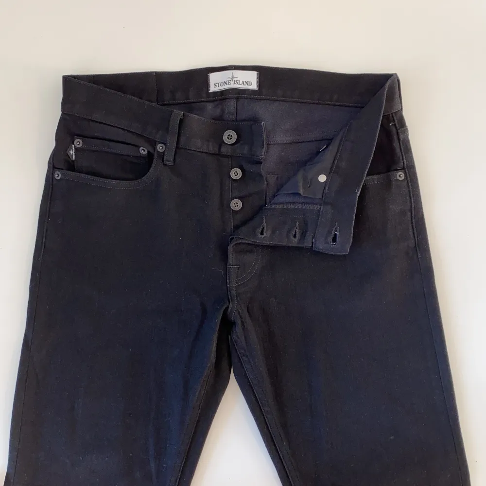 Svarta jeans från stone island, i princip helt oanvända. Nypris: 2000:- går att skanna på insidan av byxorna för att verifiera att dem är äkta! . Jeans & Byxor.