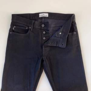 Svarta jeans från stone island, i princip helt oanvända. Nypris: 2000:- går att skanna på insidan av byxorna för att verifiera att dem är äkta! 
