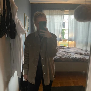 Manchester jacka  - Manchester jacka ifrån MQ aldrig andnöd så i vädlfigt bra skick!