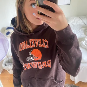 Hoodie - ÄLSKAR den här tröjan men är lite liten på mig men så najs tryck och färg🙌🙌🙌🙌kan dock inte se storleken men skulle säga xs/s😽kan mötas eller skickas💟