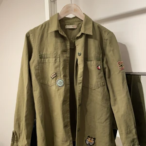Militärgrön Zara jacka!! - Asnygg jacka från Zara kids, men funkar jättebra för Xs-S 💕 Använd ett par gånger och är jätte najs å ha på våren och hösten!!! Den har några fläckar som knappt syns.
