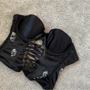 Korsett  - ascool korsett som är köpt här på plick! har aldrig använt den då den inte riktigt är min stil längre. 