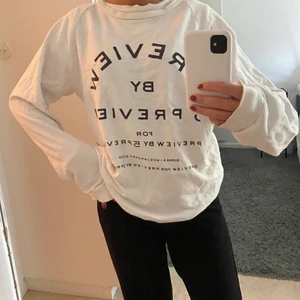 Vit sweatshirt - En superskön sweatshirt men svart tryck på. säljer pga använder ej☺️