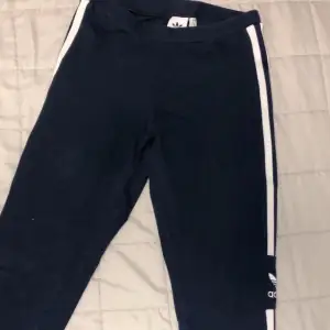 Adidas träningsleggings använda Max 3 gånger, säljes pga för långa på mig. Storlek 34, pris 200kr, finns i Södertälje och kan även fraktas🌸