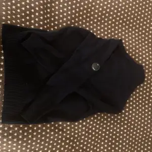 This C.P Company woll and Nylon Turtelneck is from 2016 and good condition 8/10, used under 10 times. It is a Size large but fits medium aswell.
