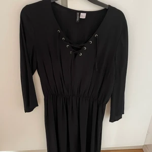 Klänning - Svart klänning från H&M storlek 40, 25kr