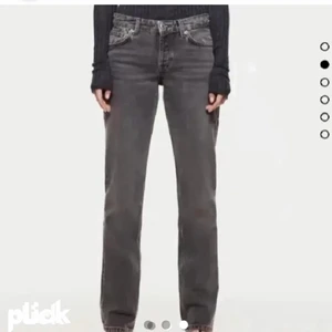 Gråa zara jeans  - Säljer mina favorit jeans från zara för 400 då jag har för många. Dom är insydda till storlek 38! Använda men inget som syns mer än det lilla hålet i knät som inte syns om man står rakt. Går såklart och sy ihop också. Det finns även en litet parti vid låret som är ljusare men inget som syns när man har på sig dom som ni ser. Kom privat för mer bilder