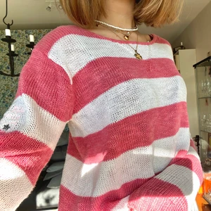 Stickad tröja  - Ursnygg stickad tröja ifrån rabalder, har broderi med lite stjärnor på vänster ärm! Oklart vad det är för storlek men sitter som en S, knappt använd då den inte riktigt är min stil!