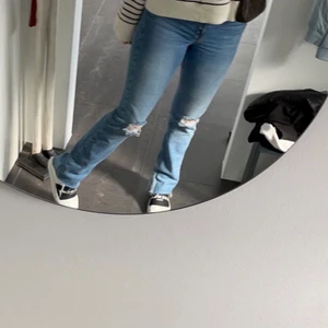 Zara byxor  - Mina favorit byxor från Zara. De har vars en slitning på vardera ben. Och en slits där nere. Jättefina jeans 💖💖💖