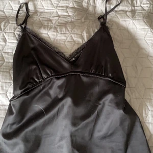 Zara festtopp - Silkestopp från Zara med knyte i ryggen. Aldrig använd