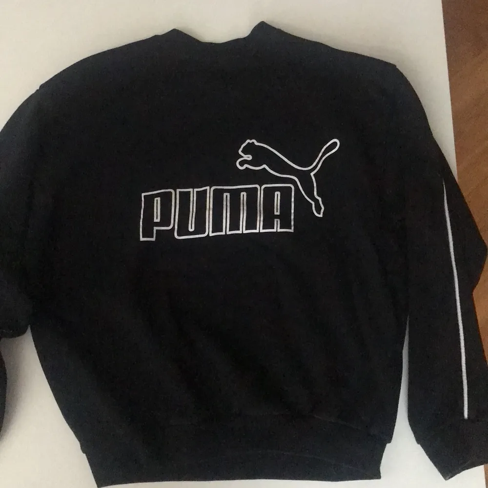 Säljer min svarta puma sweatshirt då den inte kommer till användning🖤 Storlek S (sitter oversized) Köparen står för frakt. Tröjor & Koftor.