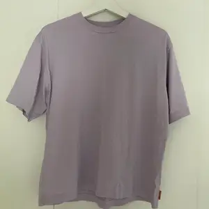 En lilla t-shirt ifrån acne studio andvänd få gånger.