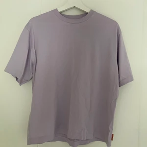 Acne t-shirt - En lilla t-shirt ifrån acne studio andvänd få gånger.
