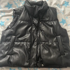 Väst - Säljer min väst för att har beställt i fel Storlek, storleken är L men passar som en S/M oversized också har aldrig använt den.