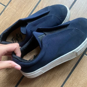 Eytys sneakers marinblå  - Säljer mina eytys sneakers i marinblå i storlek 38 dam, de är väldigt mörka. De är använda en sommar men fortfarande i bra skick. Har tyvärr slängt kartongen och har inte kvitto men de är köpta på NK i göteborg. Köparen står för frakten.