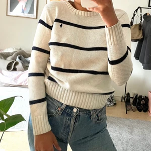Ralph Lauren tröja  - Superfin och mysig Ralph Lauren tröja. Det är en M pojkstorlek. Skulle säga att den passar dig med strl XS-S. Superfin till jeans, kostymbyxor eller över en tröja 