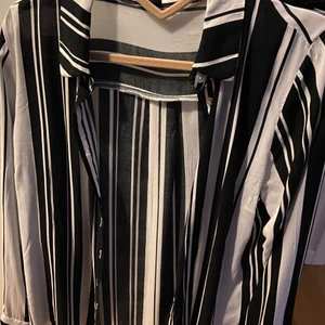 Skjorta/ blus  - Jätte fin randig skjorta från Gina tricot , säljer för 50kr