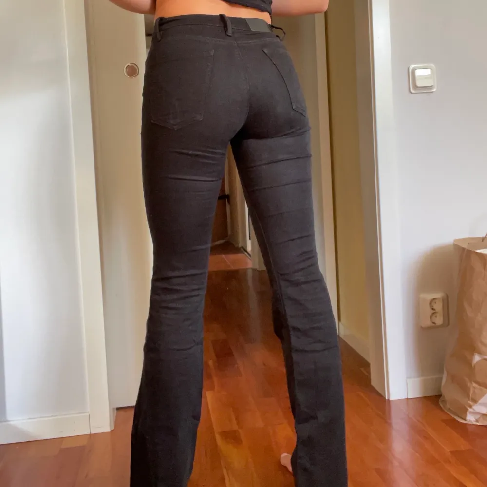 Snygga svart bootcut jeans från Calvin Klein. Använda men i fint skick bortsett från en slitning bak på ena benet, men den är ordentligt ihopsydd och syns knappt när man har de på sig. Jeans & Byxor.