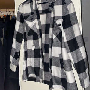 Höstjacka - (Priset är exklusive frakt) Säljer denna fina rutiga jacka köpt på H&M för 3 år sen. Säljer på grund av att den inte kommer till användning. Endast använd en gång. Storlek XS men passar nog S och eventuellt M beroende på hur man vill att den ska sitta. 