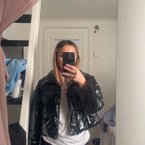 Skit cool lack jacka! - En supercool lack jacka i storlek 34 som jag säljer pga att den inte kmr till användning. Finns inga skador på den. Köparen står för frakten!!❤️