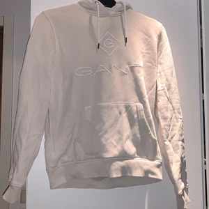 Superfin gant hoodie i strl xs/s☺️ - Vit gant hoodie i strl xs/s💕💕Superfin och såå skön!😍☺️Pris kan diskuteras!