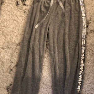 Gråa Mjukisbyxor - Använd 1-7 gånger men är i bra skick 