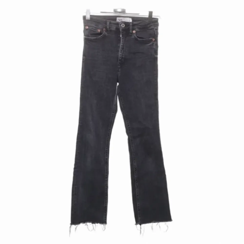 Beställlde i fel storlek, därför aldrig använda💜 Dem är i storlek 36 men skulle säga att dom är något mindre💜Köparen står för frakten:). Jeans & Byxor.