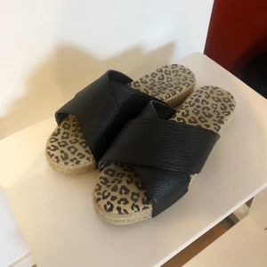 Sommarskor strl:36 - Säljer ett par sköna sommarskor i använt skick men fortfarande i bra skick! 