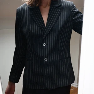 Kritstrecksrandig kavaj! - Kritstrecksrandig kavaj från second hand i Paris. Något breda axlar. Superskick. 