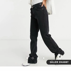 Svarta jeans med slits - Jag säljer de här jätte fina svarta jeansen med slits nertill. De är helt oanvända, prislappen är kvar till och med.  De är ifrån pull&bear