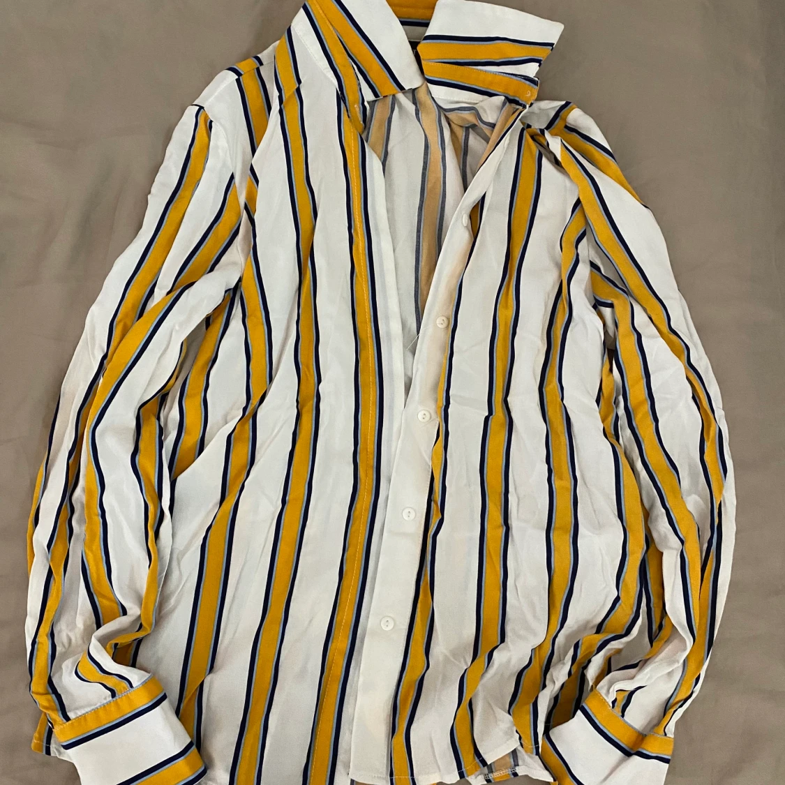 Gulrandig blus/skjorta