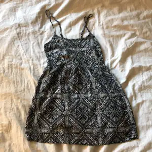 Ett fint linne/kort klänning som aldrig är användt med resor i midjan och mönster, från fb sister. Säljer för att det inte kommit till användning.❤️ skriv privat om intresse😇
