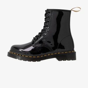 Dr martens - Svarta skor från dr martens. Använda 2/3, säljs i befintligt skick. Storlek 38