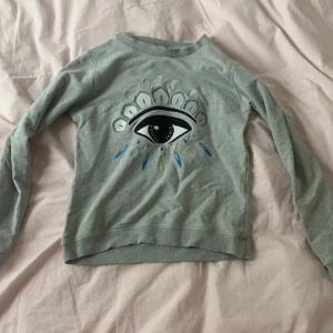 En till super fin Kenzo tröja - Här är en till superfin grå collegetröja från Kenzo super varm och skön har tyvärr blivit för liten💗 perfekt nu till vintern💗250kr inklusive frakt💗