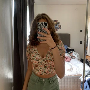 Gina topp - Blommig gina topp. Aldrig använd, nyskick. Storlek XS. Köperen står för frakt.