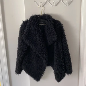 Fuskpäls jacka - Mörkblå fluffig snygg jacka från märket Rut&Circle. Strl 34. 