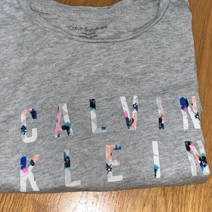 Calvin Klein T-Shist - Säljer denna gråa Calvin Klein T-shirt i storlek Xs/s då den inte längre kommer till användning. Den sitter mer som en S skulle jag säga. Fin skick och endast använd någon gång. Köparen står för frakt, hör av er vid frågor och funderingar😇