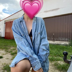 Jeans jacka - Super snygg Jeans jacka från American Weekend aldrig använd bara legat i garderoben så den är lite skrynklig men gå att sträcka den! :)