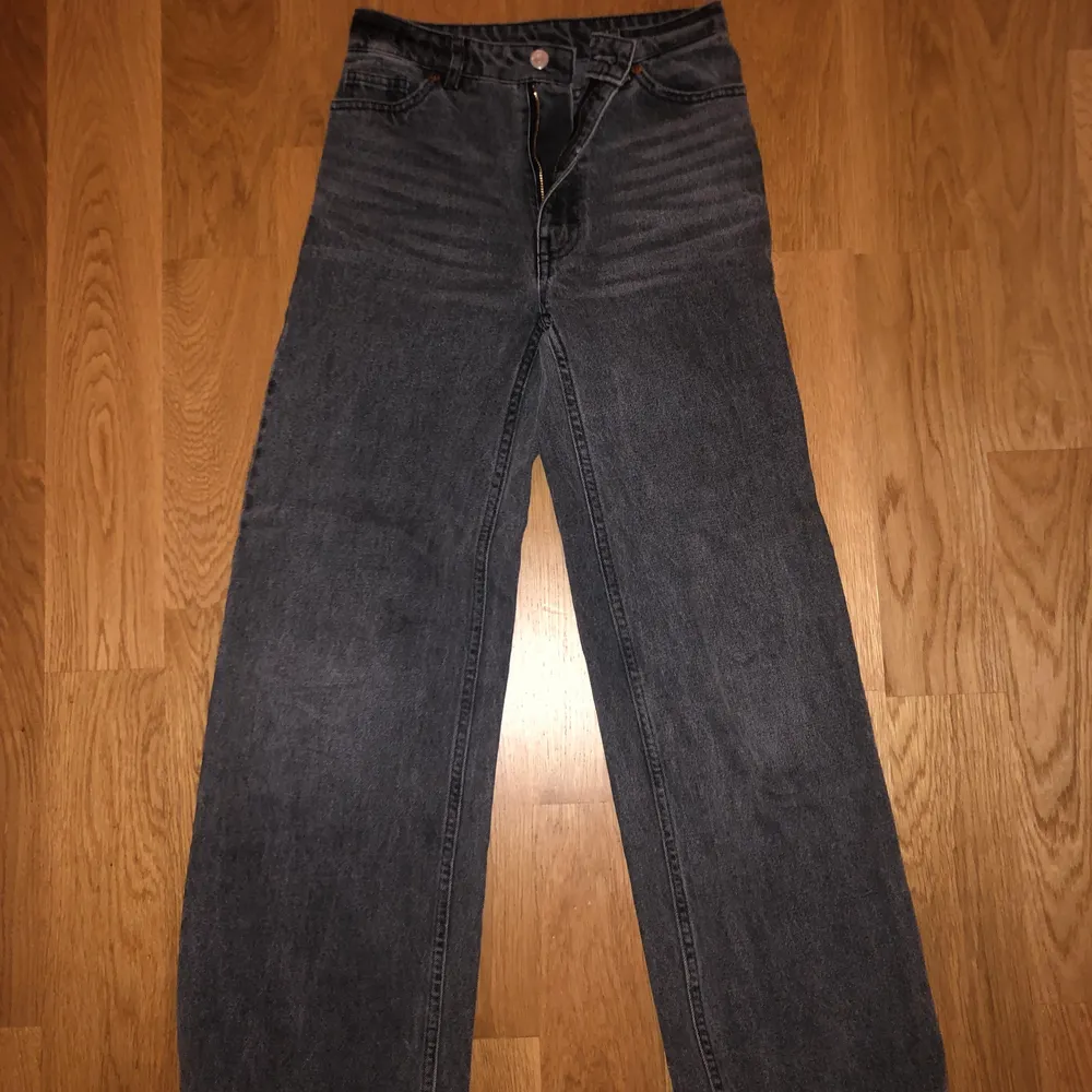 Säljer mina söta monki jeans i fint shick i denna supertrendiga gråa färg, skriv om du är intresserad💞. Jeans & Byxor.