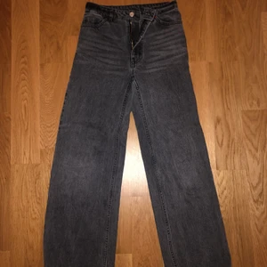 Gråa monki jeans - Säljer mina söta monki jeans i fint shick i denna supertrendiga gråa färg, skriv om du är intresserad💞