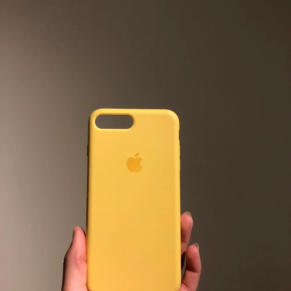 Ett jättefint gult iPhone 8+ skal , den är fake och inte alls lika dyr men dock helt identiskt, jättebra skick är den i och knappt andvänd . Frakt priset är inte lika dyrt som det står.. Accessoarer.