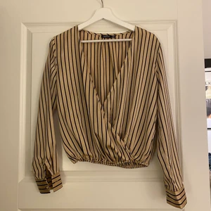 Randig blus i satin  - Randig blus i satin från Boohoo med fin urringning! Storlek 38 💘