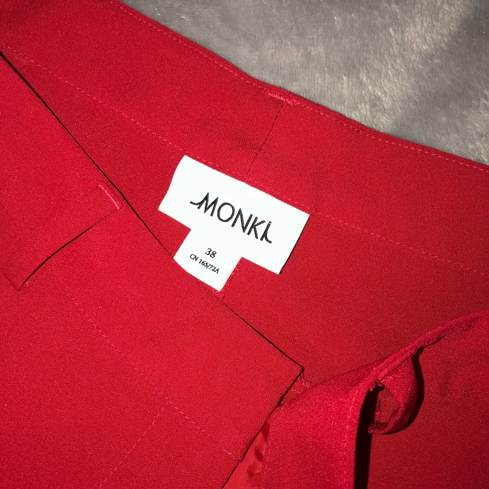 Supersköna röda kostymbyxor från monki i storlek 38/M,  även S då jag vanligtvis har S💕 Säljer pga de ej kommer till användning☺️ Säljer för 50kr + frakt, pris kan diskuteras 💕. Jeans & Byxor.