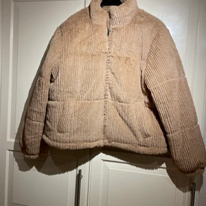 Fluffig jacka - Beige jacka med fuskpäls, använd en gång